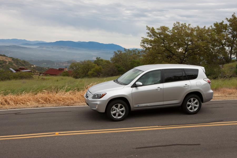  Toyota RAV4 EV 2012 года  (фото 36 из 107)
